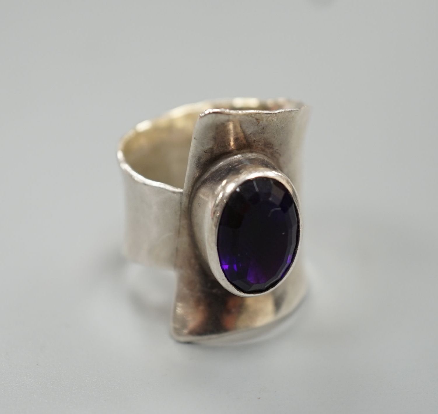 A modern Pruden & Smith silver and oval cut amethyst set dress ring, size R.